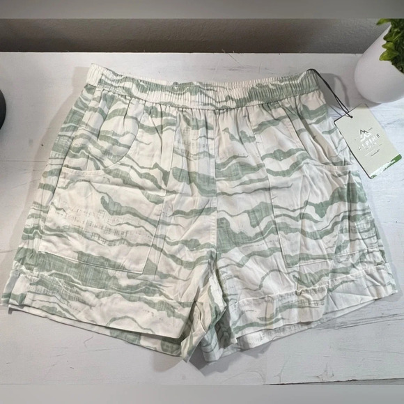 ALPINE Design shorts for Women, Color Jade Print, Size Small, NWT - Picture 1 of 6